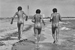 Foto fra Ishøj Strand i 1979, hvor danske nudister fejrede 10-årsdagen for tekstilfri badning. 
   Foto: Mogens Berger/POLFOTO