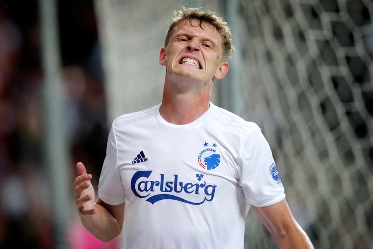 Jens Stages skifte fra AGF til FCK medførte, at en galning begik et brandattentat på spillerens lejlighed i Aarhus. På banen har Jens Stage optrådt med ro og autoritet.  Foto: Jens Dresling