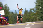 Jonas Vingegaard dukker sejrrig op over den sidste bakketop og sikrer sig både etapesejr og førertrøje i Polen Rundt. Foto: ATCommunication/TDP. 