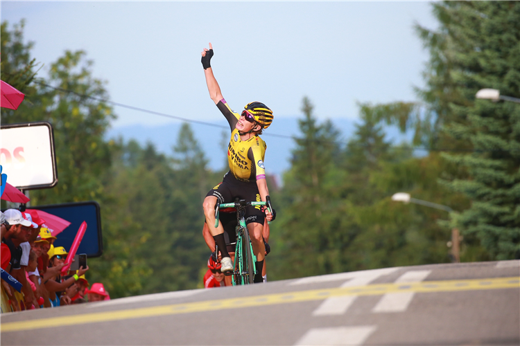 Jonas Vingegaard dukker sejrrig op over den sidste bakketop og sikrer sig både etapesejr og førertrøje i Polen Rundt. Foto: ATCommunication/TDP. 