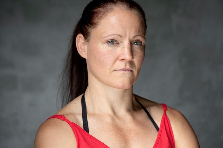 »Det er fint nok engang imellem at lægge sig i fosterstilling og græde snot. Men så rejser man sig op dagen efter og arbejder videre«, siger Yvonne Rasmussen, der i flere år satte sin bokserkarriere på pause for at tage sig af sin syge søn. Foto: Peter Hove Olesen/POLFOTO