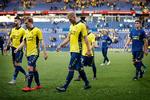 Paulus Arajuuri (midt) og hans Brøndby-holdkammerater gik med bøjede hoveder efter opgøret mod Braga torsdag aften.
   Foto: Jens Dresling/POLFOTO