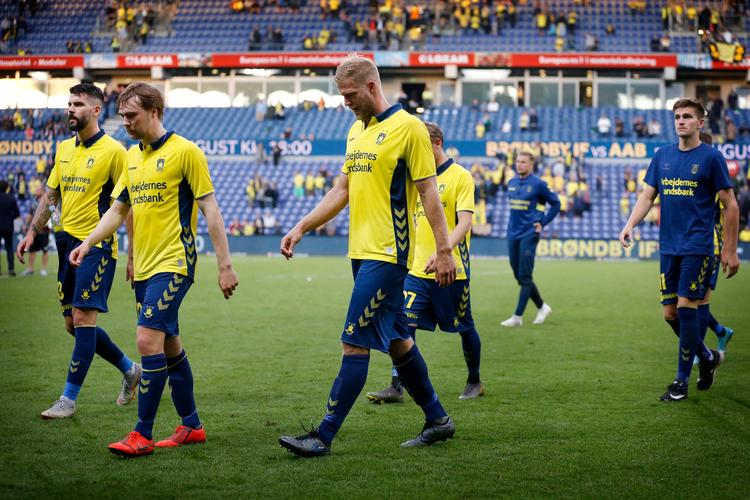 Paulus Arajuuri (midt) og hans Brøndby-holdkammerater gik med bøjede hoveder efter opgøret mod Braga torsdag aften.
   Foto: Jens Dresling/POLFOTO