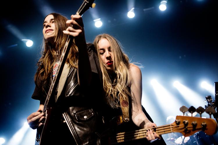 To af de tre søstre i bandet Haim under en koncert i Vega i København. Arkivfoto Daniel Hjorth