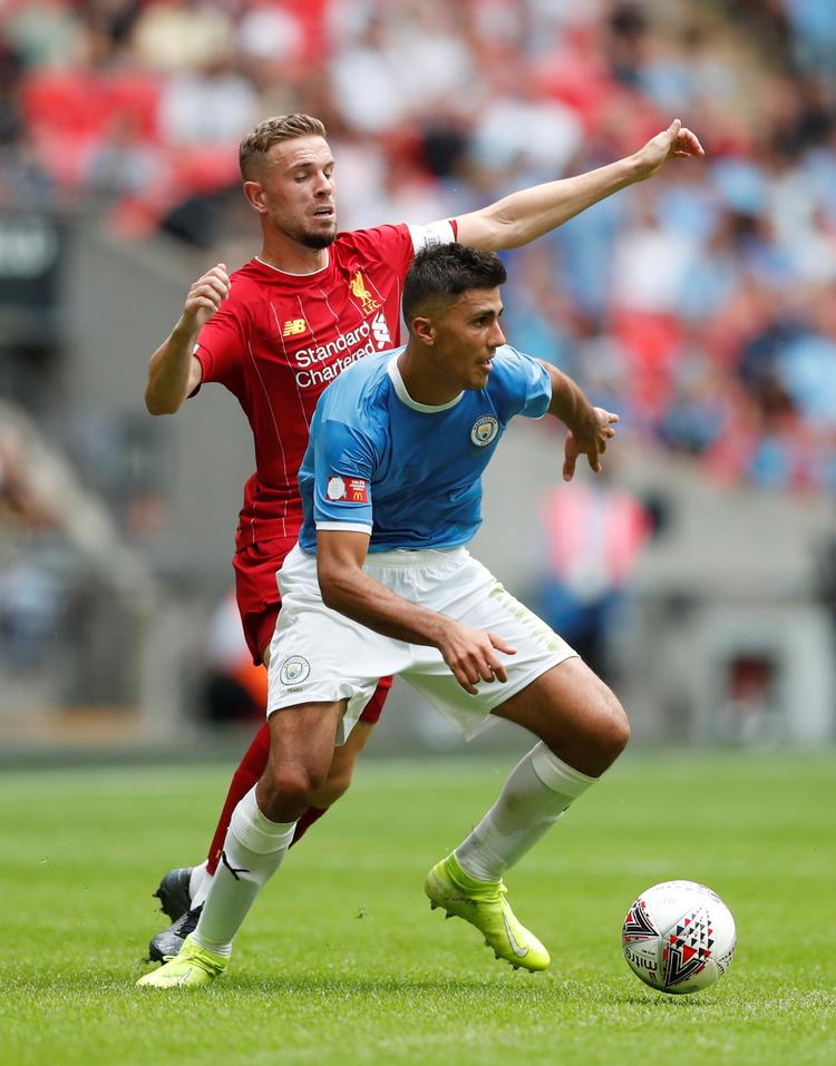 Manchester City og  Rodri (forrest) vandt søndagens Community Shield-kamp mod Liverpool og Jordan Henderson efter straffespark.  Foto: Matthew Childs/Ritzau Scanpix