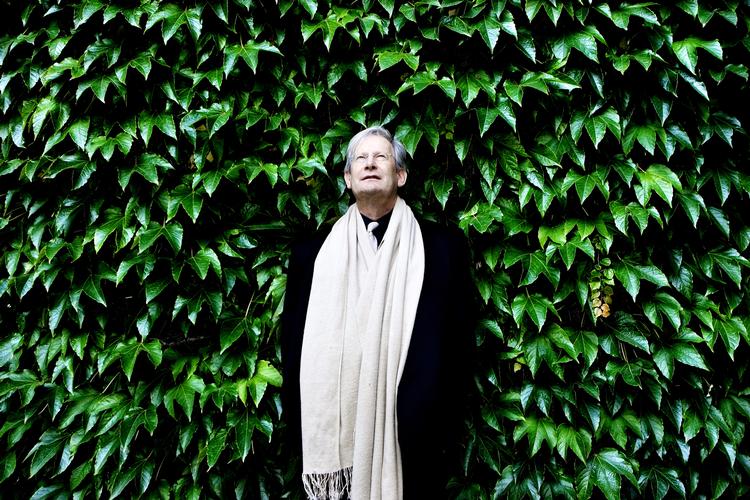 Musikerne og sangerne er tydeligvis lidt bange for ham. Men dirigenten John Eliot Gardiner får alligevel det bedste frem i sit romantiske revolutionsorkester. Foto: Martin Bubandt/POLFOTO