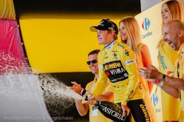 Jonas Vingegaard forundtes jubeloplevelsen ved at lade champagneproppen springe i et WorldTour-løb, men på finaleetapen kunne den 22-årige debutant ikke følge med. Foto: Szymon Gruchalski. 