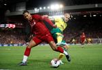 Liverpools Virgil van Dijk i duel med Norwichs tidligere Brøndby-angriber Teemu Pukki. Foto: Carl Recine/Ritzau Scanpix