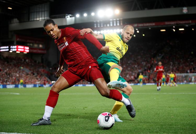 Liverpools Virgil van Dijk i duel med Norwichs tidligere Brøndby-angriber Teemu Pukki. Foto: Carl Recine/Ritzau Scanpix