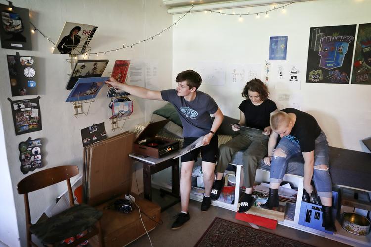 
    I juni var godt 5300 elever til optagelsesprøve på landets gymnasier. 950 af disse var elever på efterskoleophold i prøvefri 10. klasser, som bliver ramt af de nye adgangskrav til gymnasiet. Her er nogle elever fra 10. klasse på Osted Efterskole, Christoffer Mcewal, Anna Elm og Anna Laurfeldt. (arkiv)
   Foto: Jens Dresling/POLFOTO