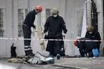 Politiets teknikere, beredskabsstyrelsen og forsvarets ammunitionsryddere arbejder på stedet efter eksplosionen i Hermodsgade på Nørrebro i København.
   Foto: Jens Dresling/POLFOTO