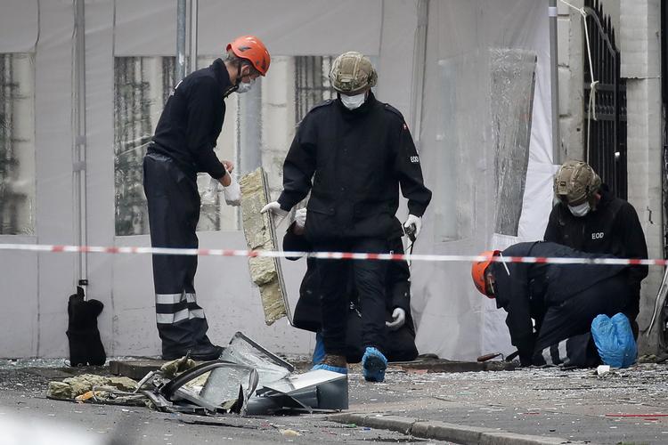 Politiets teknikere, beredskabsstyrelsen og forsvarets ammunitionsryddere arbejder på stedet efter eksplosionen i Hermodsgade på Nørrebro i København.
   Foto: Jens Dresling/POLFOTO