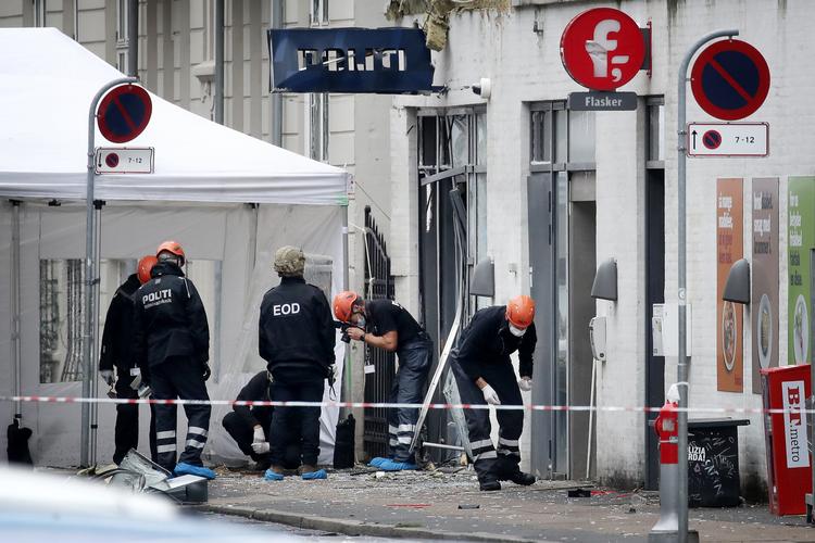  Politiets teknikere, beredskabsstyrelsen og forsvarets ammunitionsryddere arbejder på gerningsstedet efter eksplosionen natten til lørdag.
   Foto: Jens Dresling/POLFOTO
