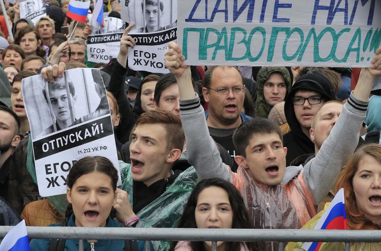 'Giv os retten til at stemme' og 'I har løjet nok for os', hed nogle af de gennemgående slogans på demonstranternes plakater Foto: Tatyana Makeyeva/Ritzau Scanpix
