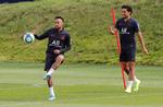 Lørdag trænede Neymar (tv.) sammen med blandt andre sin landsmand, holdkammeraten Marquinhos, på anlægget ved Saint-Germain-en-Laye.   Foto: Philippe Wojazer/Ritzau Scanpix