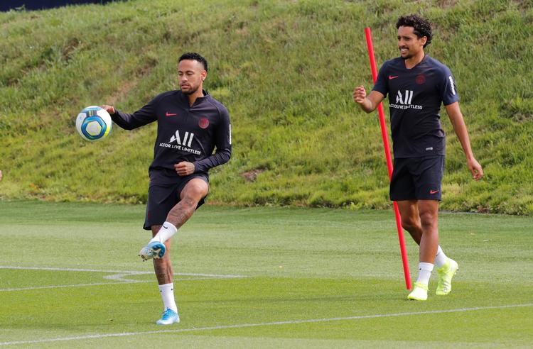 Lørdag trænede Neymar (tv.) sammen med blandt andre sin landsmand, holdkammeraten Marquinhos, på anlægget ved Saint-Germain-en-Laye.   Foto: Philippe Wojazer/Ritzau Scanpix