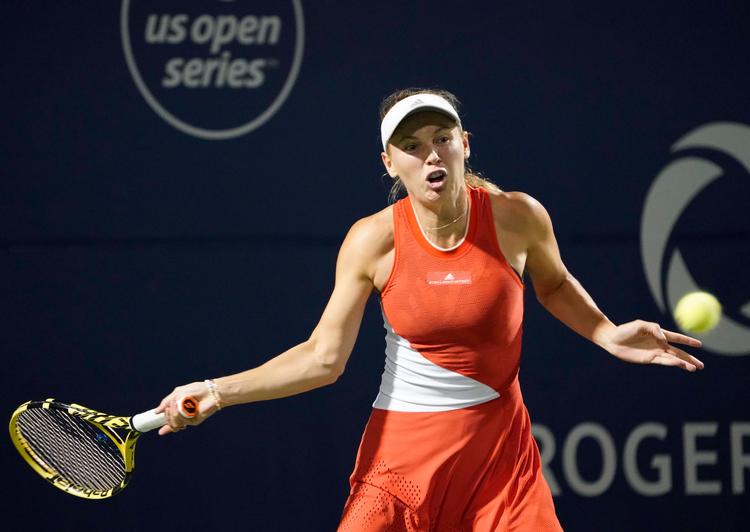 Caroline Wozniacki var i sin seneste kamp mod den polske teenager Iga Swiatek foran 3-0 i tredje sæt, men alligevel kunne hun ikke køre sejren hjem på sin store rutine. Den ellers sejrsvante dansker skal nu lede efter formen i Cincinnati, der er sidste optakt til US Open.
   Foto: John E. Sokolowski/Ritzau Scanpix