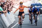 Hollænderen Amy Pieters afviser i spurten suverænt italieneren Elena Cecchini og tyskeren Lisa Klein og er ny europamester i landevejscykling. Foto: Vincent Jannink/Ritzau Scanpix