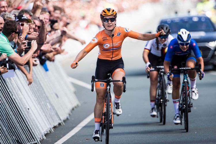 Hollænderen Amy Pieters afviser i spurten suverænt italieneren Elena Cecchini og tyskeren Lisa Klein og er ny europamester i landevejscykling. Foto: Vincent Jannink/Ritzau Scanpix
