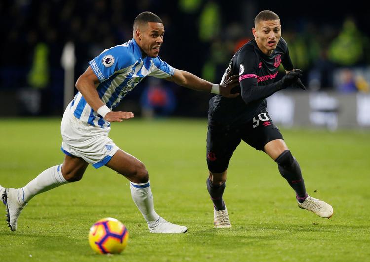 Mathias 'Zanka' Jørgensen (tv.) i aktion for Huddersfield, som efter nedrykning fra Premier League ikke ønskede at beholde den danske forsvarer i klubben.
   Foto: Andrew Yates/Ritzau Scanpix
