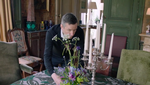Dries van Noten ordner blomster i sin stue. Han virker yderst sympatisk, men det er svært ikke at stille spørgsmålet: hvad er pointen med det hele? Foto: DR