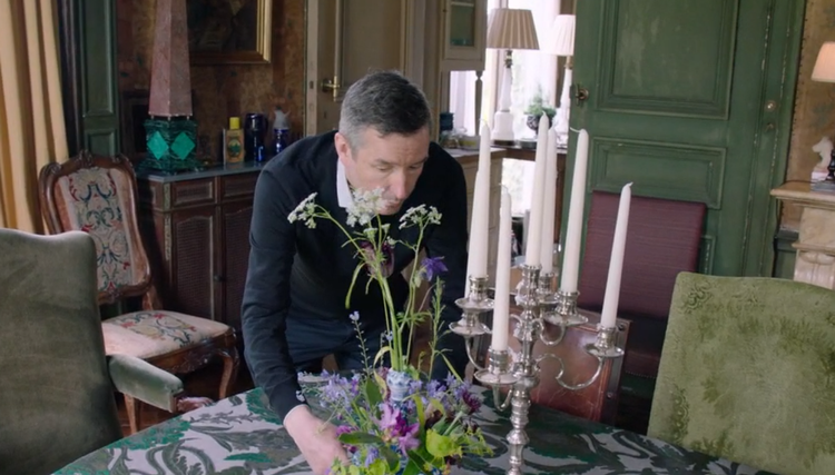 Dries van Noten ordner blomster i sin stue. Han virker yderst sympatisk, men det er svært ikke at stille spørgsmålet: hvad er pointen med det hele? Foto: DR