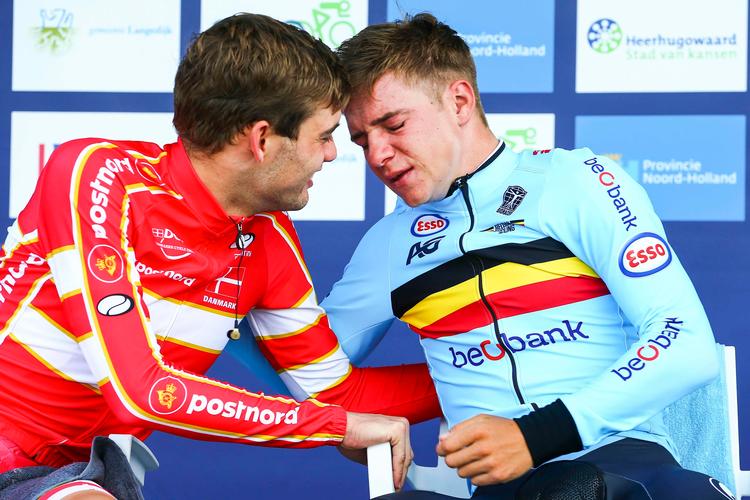 Kasper Asgreen, der allerede har vundet en sølvmedalje ved EM, er et af Danmarks håb i dagens linjeløb. Her ses han trøste sin grådkvalte 19-årige holdkammerat på Deceuninck-Quick Step Remco Evenepoel, efter at denne havde henvist ham til andenpladsen på enkeltstarten. Evenepoel er ikke med i dag. Foto: Vincent Jannink/Ritzau Scanpix