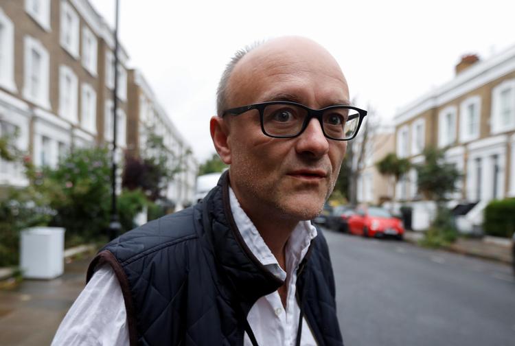 Dominic Cummings vil helst holde sig i baggrunden og lader sig kun sjældent fotografere. Her har en fotograf dog fanget ham uden for hjemmet i London.
   Foto: Peter Nicholls/Ritzau Scanpix