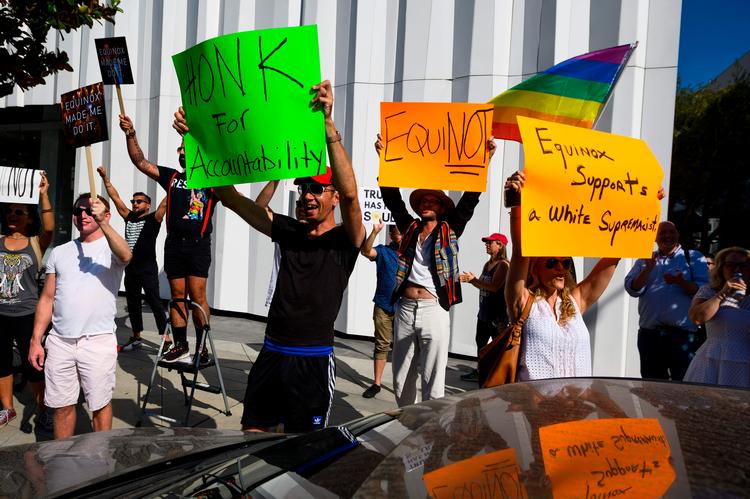 Demomstranter foran det fashionable fitnesscenter Equinox i West Hollywood fredag. De vil have folk til at boykotte kæden, fordi medjer Stephen Ross samler penge ind til Donald Trump.    Foto: Robyn Beck/Ritzau Scanpix