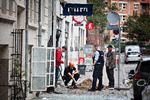 Politi og beredskab undersøger gerningsstedet efter eksplosionen ved nærpolitistationen på Nørrebro. Foto: Martin Lehmann/POLFOTO