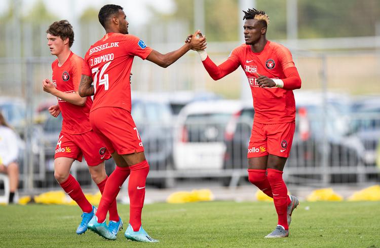 FCM's nye angriber Sory Kaba (th.) har scoret tre gange på fire dage og klubben holder efter sejr i Horsens trit med FCK i toppen af Superligaen.  Foto: Claus Fisker/Ritzau Scanpix