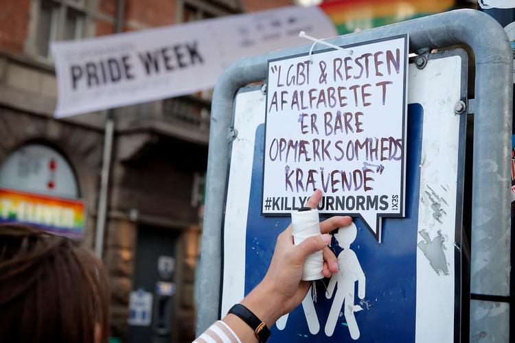 Mandag satte frivillige fra Sex og Samfund små plakater op i flere store danske byer. Blandt andet på Rådhuspladsen i København.  Foto: Jens Dresling/POLFOTO