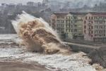 Bølger slår ind over land i Taizhou i provinsen  Zhejiang province. Mindst 39 personer har mistet livet som følge af den kraftige storm.  Foto: Str/Ritzau Scanpix