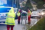 Ambulancefolk står udenfor al-Noor Islamic center moské i Oslo lørdag, efter en mand ville angribe moskéen. Ingen kom alvorligt til skade. Foto: Ntb Scanpix/Ritzau Scanpix