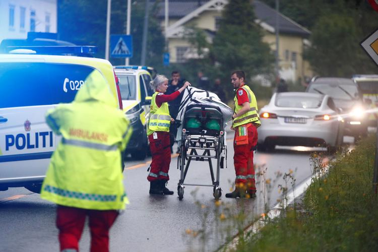 Ambulancefolk står udenfor al-Noor Islamic center moské i Oslo lørdag, efter en mand ville angribe moskéen. Ingen kom alvorligt til skade. Foto: Ntb Scanpix/Ritzau Scanpix