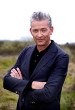 Født 1963. Forsanger i det nu opløste band Big Fat Snake og soloartist med mange udgivelser bag sig. Optræder nu med sit eget soloshow, ’Vejen videre’, er vært på TV 2 Charlie og deltager i TV 2’s underholdningsprogram ’Toppen af poppen’, der har premiere 18. august. Foto: Mikael Rieck/TV 2