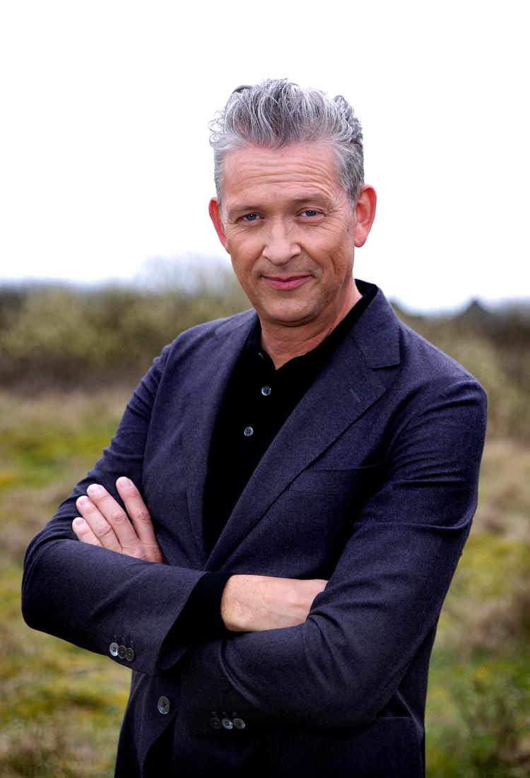 Født 1963. Forsanger i det nu opløste band Big Fat Snake og soloartist med mange udgivelser bag sig. Optræder nu med sit eget soloshow, ’Vejen videre’, er vært på TV 2 Charlie og deltager i TV 2’s underholdningsprogram ’Toppen af poppen’, der har premiere 18. august. Foto: Mikael Rieck/TV 2