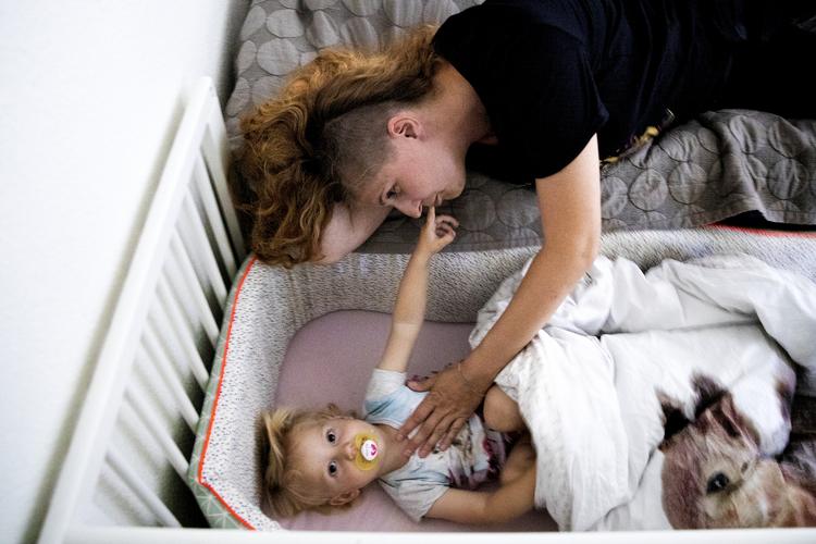 Malou på 17 måneder vil gerne have sin pegefinger i sin mors mundvig, når hun skal falde i søvn. Så tager det kun et par minutter for hende at falde til ro. 
   Foto: Finn Frandsen/POLFOTO