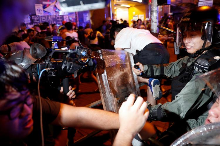 Voldsspiralen i Hongkong bliver ved med at eskalere. Politiet brugte peberspray for at opløse en hård gruppe af demonstranter. 
  Foto: Tyrone Siu/Ritzau Scanpix