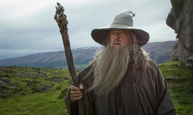 Det er ikke umiddelbart sandsynligt, at karakteren Gandalf, spillet af Ian McKellen, kommer til at optræde og kaste om sig med besværgelser i Amazons version af 'Ringenes Herre'. Den nye serie må nemlig ikke genbruge scener fra Peter Jacksons filmtrilogi, der foregår i Den Tredje Tidsalder, men Gandalf er som bekendt en ældre herre, så måske han også har haft en finger med i spillet i tidsalderen før. Foto: Handout/Ritzau Scanpix