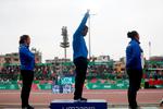 Da de sidste toner af den amerikanske nationalmelodi gjaldede ud over stadion i Lima, knyttede Gwen Berry sin ene næve og sendte den i vejret som en protest mod forholdene i hjemlandet. Foto: Claudio Cruz / Lima 2019/Ritzau Scanpix