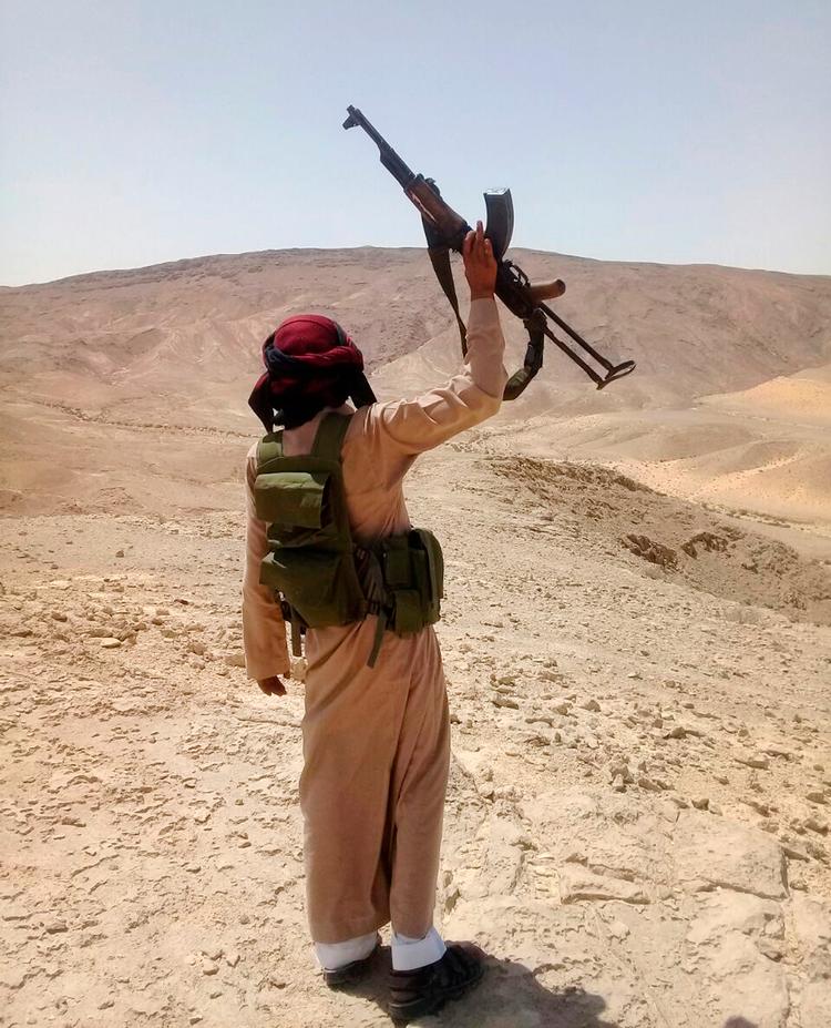 En beduin fra Sinais tayaha-stamme løfter sit gevær under en aktion, hvor han støttede det egyptiske militær i en operation i den centrale del af Sinai.  Foto: Uncredited/Ritzau Scanpix
