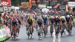 Sam Bennett (i midten) har mest fart på i finalen og henviser Edward Theuns (yderst tv) og Mike Teunissen (i gul-sort trikot) til de næste pladser på 1. etape i BinckBank Tour. 
