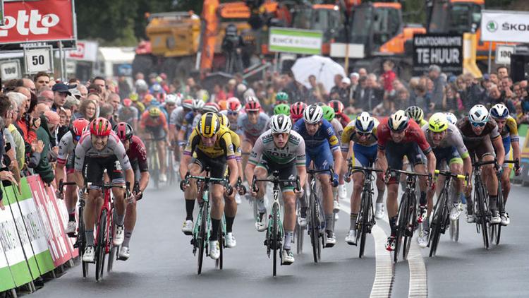 Sam Bennett (i midten) har mest fart på i finalen og henviser Edward Theuns (yderst tv) og Mike Teunissen (i gul-sort trikot) til de næste pladser på 1. etape i BinckBank Tour. 