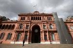 Regeringsbygningen i Buenos Aires. Den kan snart skifte 'lejer'. Den siddende præsident, Mauricio Macri, led et stort nederlag ved weekendens primærvalg. Den endelige afstemning finder sted 27. oktober.  Foto: Agustin Marcarian/Ritzau Scanpix