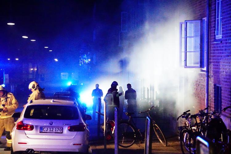 Natten til  14. juli blev fodboldspiller Jens Stages lejlighed i Aarhus udsat for hærværk og brandstiftelse. En genstand blev kastet ind gennem en rude, og efterfølgende opstod der en mindre brandskade i lejligheden. Nu er tre personer anholdt i sagen. Foto: Presse-fotos.dk/Ritzau Scanpix