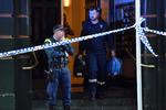 Politiet undersøger omstændighederne omkring et knivstikkeri i Sydney. En kvinde er fundet død nær det sted, hvor manden har stukket en anden kvinde ned. Hun er uden for livsfare. Foto: Saeed Khan/Ritzau Scanpix