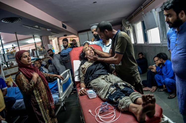 14-årige Afshana Farooq er på hospitalet efter en brutal oplevelse ved en demonstration i Srinagar i sidste uge, da politiet åbnede ild mod demonstranter.  Foto: Atul Loke/Ritzau Scanpix