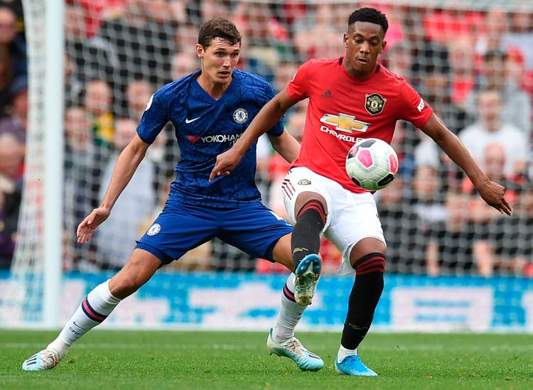 I søndags spillede Andreas Christensen (tv.) mod Manchester United og Anthony Martial. I aften i Istanbul er  modstanderen også engelsk. Foto: Oli Scarff/Ritzau Scanpix
