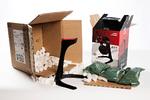 Der er både flamingoskum, en stor papkasse og en oppustet plastikpose rundt om varen fra Bilka: En holder, som gamere kan hænge deres headset på. Selve holderen er allerede pakket i et lag plast og pap fra producenten. Foto: Jacob Ehrbahn/POLFOTO